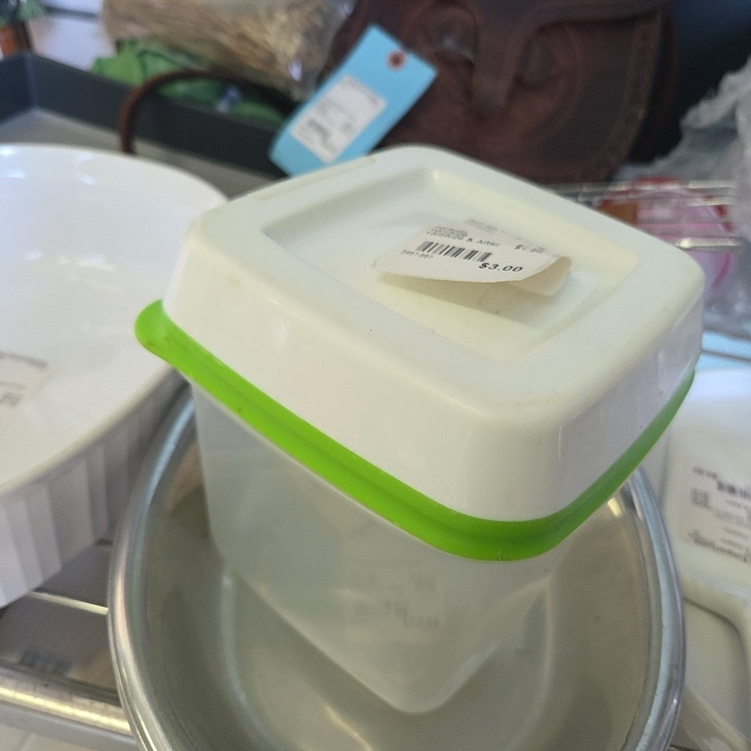 Rubbermaid food container