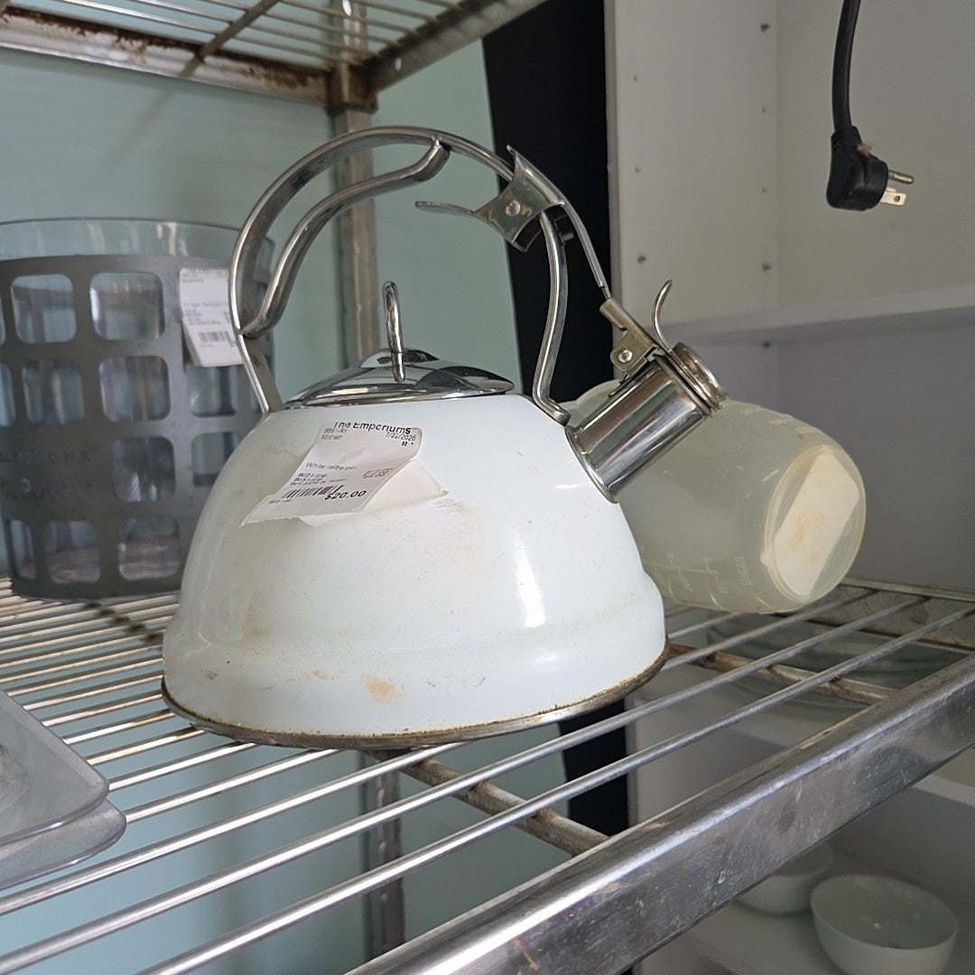 White kettle pot
