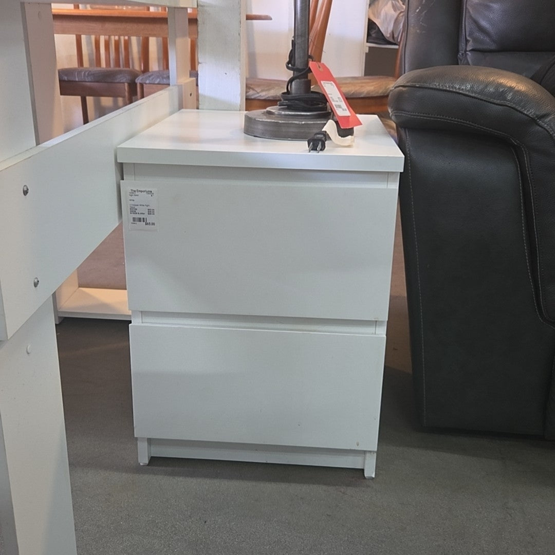 2 Draqwer White Night Stand