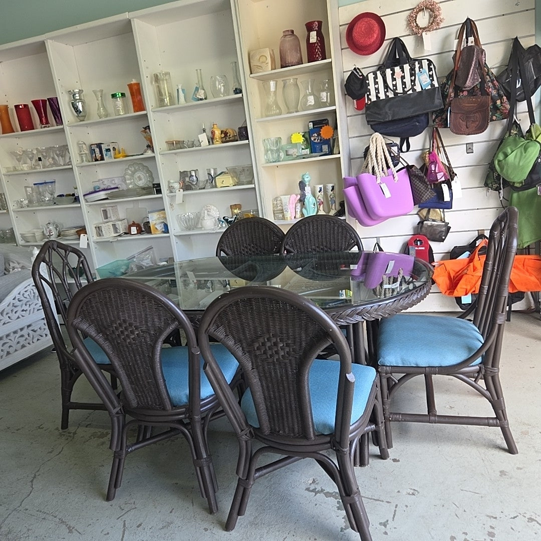Dining table set (glass surface)