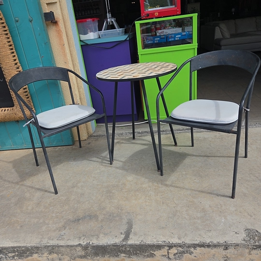 Bistro Table w 2 chairs